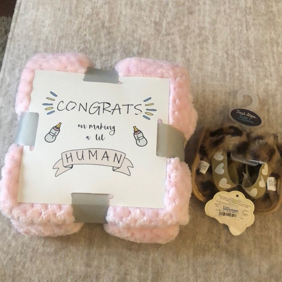 macy/backstage Other Nwt Baby Blanket And Baby Leopard Slippers